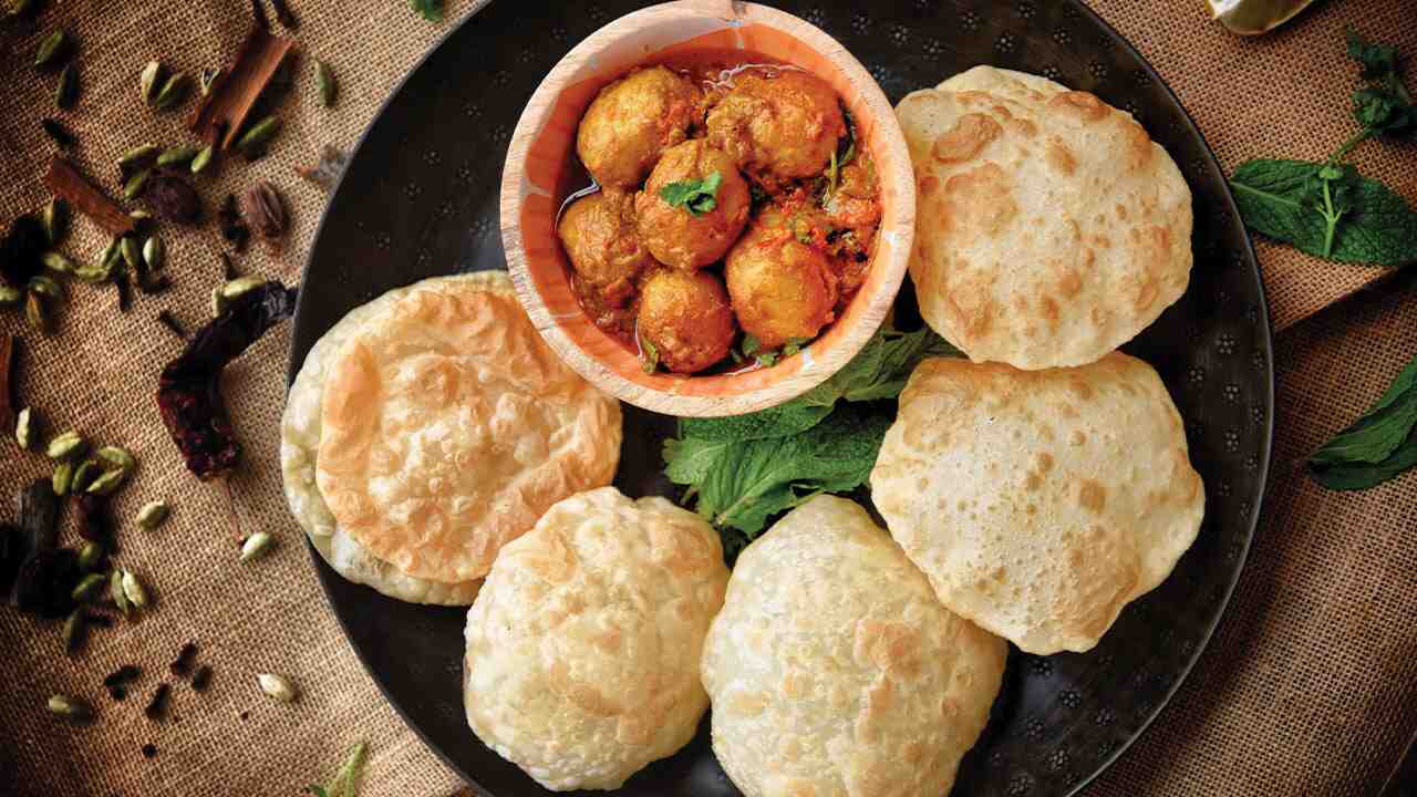 লুচি- বাঙালি সঙ্গে লুচির একটি গভীর যোগাযোগ রয়েছে। যে কোনও উৎসবে ঠাকুরকে ভোগ নিবেদন হোক বা নিজেদের পেটপুজো,লুচি তার এক অবিচ্ছেদ্য অঙ্গ। সঙ্গে কখনও আলুর দম, কখনও তরকারি বা বাঁধাকপির ঘণ্ট, কখনও বা পায়েস। লুচি তার এক 