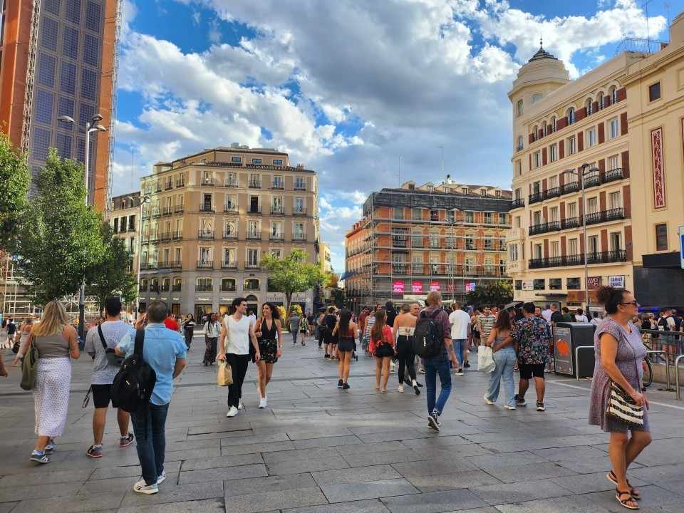 মাদ্রিদ, স্পেন: স্পেনের রাজধানী এবং দেশের বৃহত্তম শহর মাদ্রিদ। সাংস্কৃতিক, ঐতিহাসিক এবং আধুনিক সভ্যতার কেন্দ্রবিন্দু, যা দর্শনার্থীদের বিশেষ ভাবে আকর্ষণ করে। প্রাডো মিউজিয়াম, প্লাজা মেয়র, থিয়েট্রো রিয়াল এখানকার দর্শনীয় স্থান। এ শহরে অনেক উৎসব-অনুষ্ঠান হয়, যেমন সান ইসিড্রো ফেস্টিভাল এবং মাদ্রিদ ফিল্ম ফেস্টিভাল।