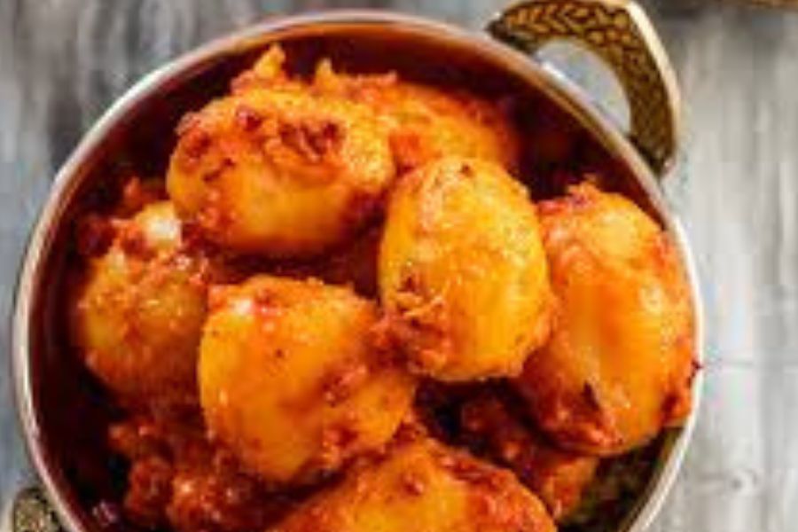 নিরামিষ আলুর দম  লুচির সঙ্গে আলুর দমের জুড়ি মেলা ভার। এই সময়ে বাজারে ওঠে নতুন আলু। মা কালীকে ভোগ নিবেদনের সময়ে সেই ছোট আলুর খোসা-সহ দম একটি জনপ্রিয় ভোগ।