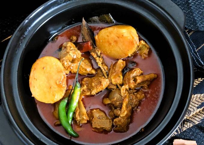  নিরামিষ পাঁঠার মাংস-  পাঁঠার মাংস পেঁয়াজ-রসুন ছাড়া আদা, লঙ্কা, গরম মশলা, ধনে, জিরে দিয়ে রেঁধে সেই নিরামিষ মাংস ভোগ হিসেবে মাকে নিবেদন করা হয়।