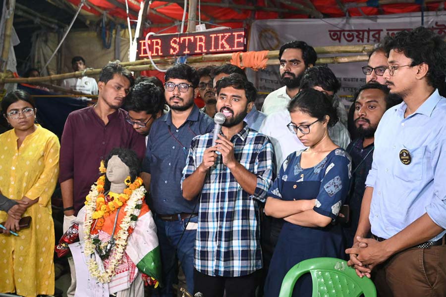 ঘোষণা: মুখ্যমন্ত্রীর সঙ্গে সাক্ষাতের পর জুনিয়র ডাক্তারেরা, ২১ অক্টোবর ২০২৪।