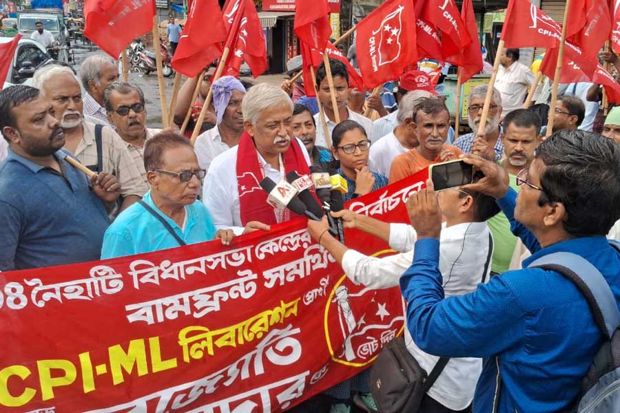 মনোনয়ন জমা দেওয়ার পথে নৈহাটি বিধানসভা কেন্দ্রের উপনির্বাচনে বামফ্রন্ট সমর্থিত সিপিআই (এম-এল) লিবারেশনের প্রার্থী দেবজ্যোতি মজুমদার।