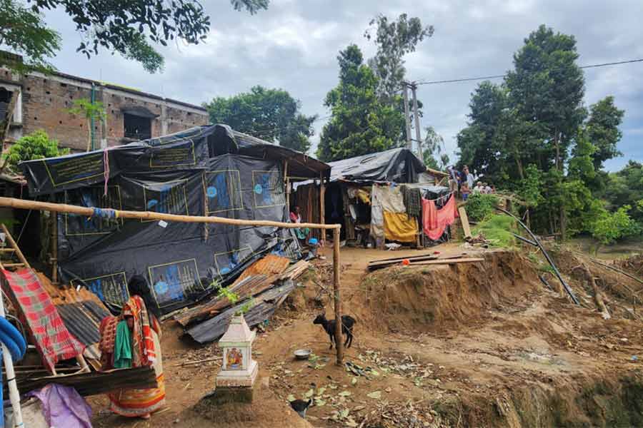 ত্রিপলের নীচে অস্থায়ী বসবাস। খানাকুলে।