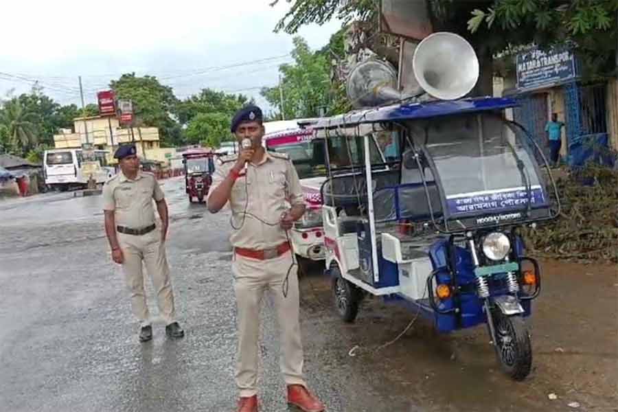 সচেতনতা প্রচার পুলিশের। বুধবার আরামবাগে।