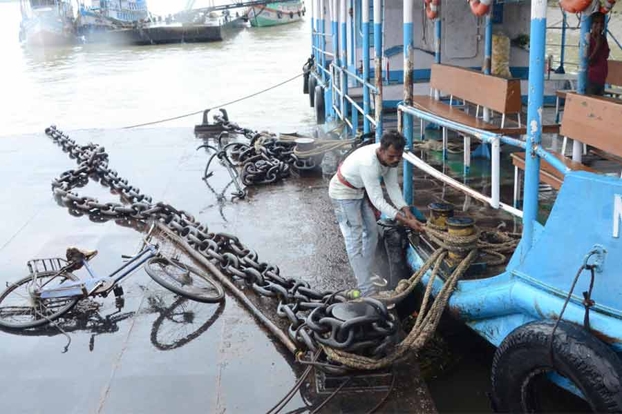 উলুবেড়িয়া ফেরিঘাটে বেঁধে রাখা হচ্ছে ভেসেল।