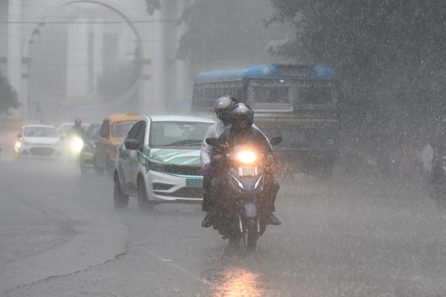 Rain started in kolkata, IMD issues red alert for other districts of South Bengal due to Cyclone Dana dgtl