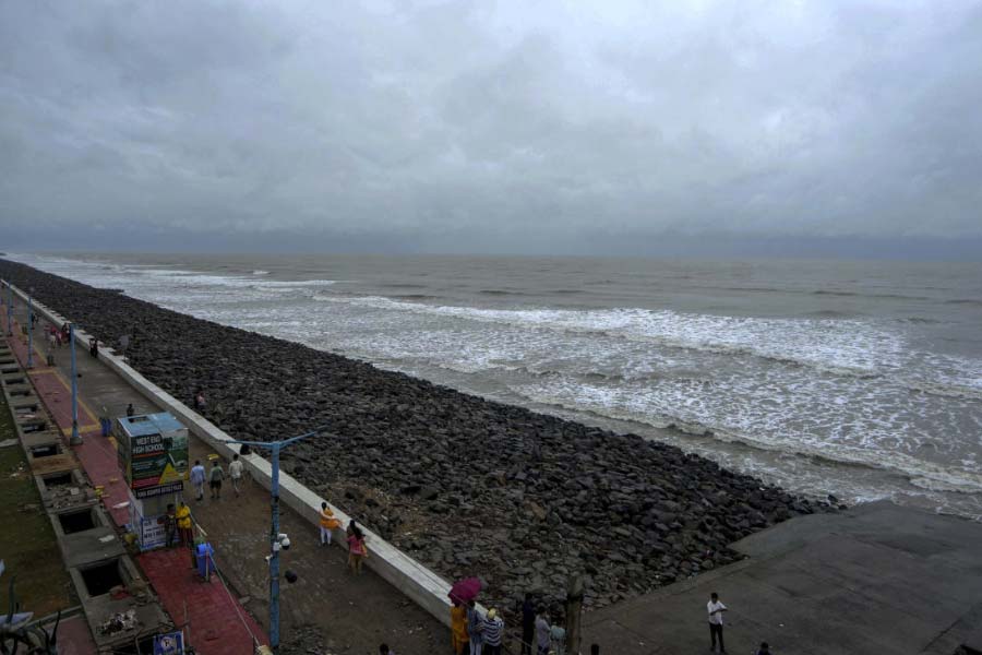 শুনশান দিঘার সমুদ্রসৈকত। বৃহস্পতিবার সকালে।