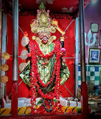 সিদ্ধেশ্বরী কালীমন্দির: কালীপুজোর রাতে এখনও তন্ত্র মতে পুজো হয় দেবীর। শোনা যায়, শ্রীরামকৃষ্ণ এই মন্দির দর্শনে এসেছিলেন এবং গিরিশচন্দ্র ঘোষ মাকে উত্তর কলকাতার গিন্নি বলতেন। নবকৃষ্ণ দেবের নির্দেশ অনুসারে অতীত থেকে বর্তমান কাল অবধি আজও শোভাবাজার বাজার থেকে মায়ের ভোগের জন্য সবজি আসে। ঠিকানা: ৫২০, রবীন্দ্র সরণি, কুমারটুলি। 