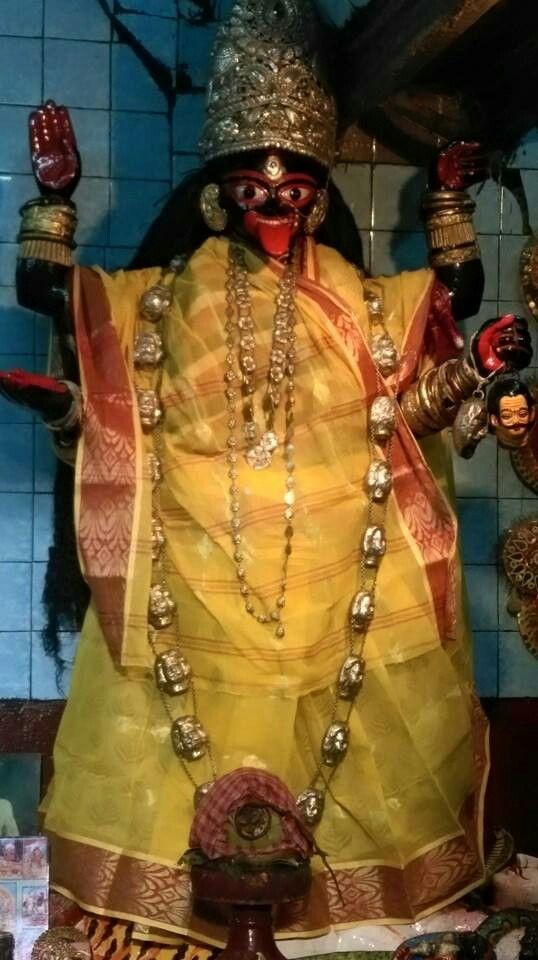 ফিরিঙ্গি কালী: অ্যান্টনি কবিয়ালের নাম জড়িয়ে রয়েছে এই মন্দিরের সঙ্গে। ঠিক কবে এবং কে এই মন্দির প্রতিষ্ঠা করেছিলেন তা নিয়ে রয়েছে মতান্তর। তবে শ্রীমন্ত পণ্ডিত নামে এক ব্রাহ্মণ এই মন্দিরের দায়ভার নিয়েছিলেন। অ্যাংলো-ইন্ডিয়ান-ফিরিঙ্গি অধ্যুষিত বৌবাজার অঞ্চলে তিনি বহু মানুষের বসন্ত রোগের চিকিৎসা করেছিলেন এবং মৃত্যুর মুখ থেকে ফিরিয়ে এনেছিলেন। 