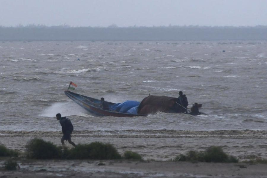 ‘দানা’র প্রভাবে সকাল থেকেই দুর্যোগ। বৃহস্পতিবার সকালে ওড়িশার বালেশ্বরে।