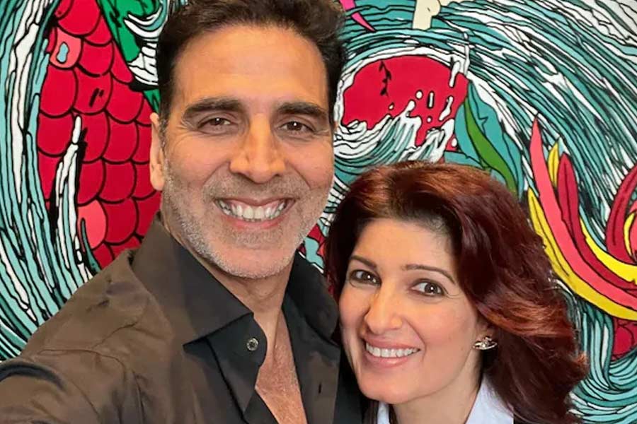 Akshay Kumar reveals wife Twinkle Khanna kept elbowing him actor could not watch her film properly