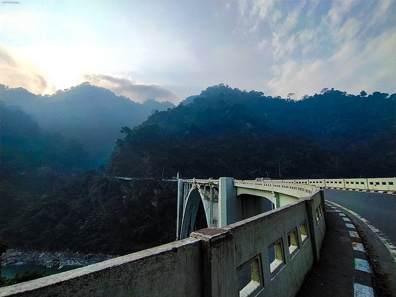মন চাইলেই পাহাড়ে চলে যাওয়া বাঙালির এক নেশার মতো! ট্রেনের টিকিট কন্ফার্মড হতেই ব্যাগ গুছিয়ে বেড়িয়ে পড়ার মধ্যে এক আলাদা আবেগ জড়িয়ে। 
