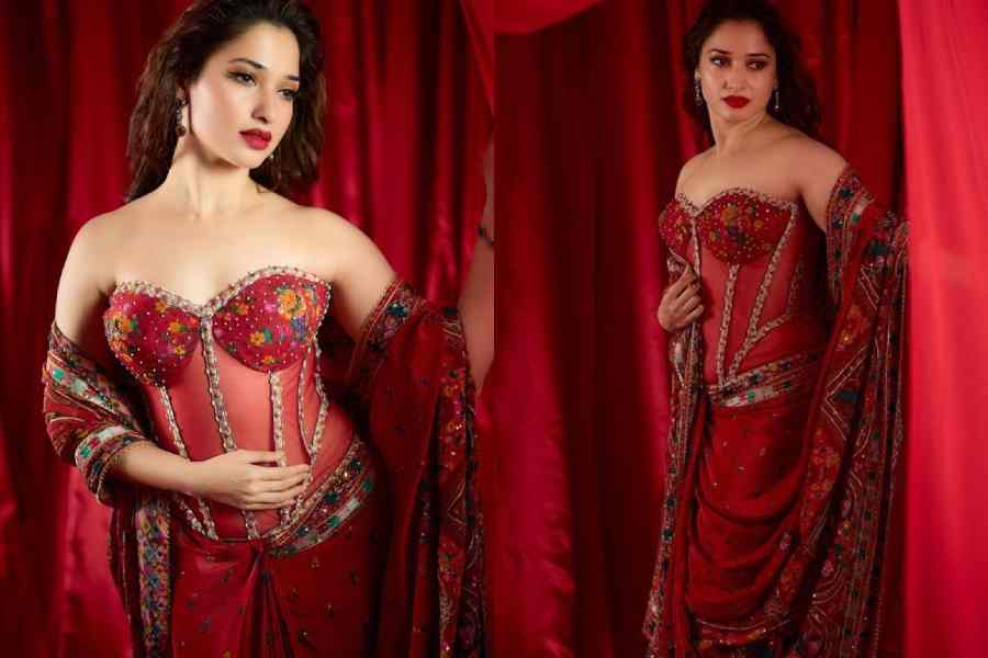 লাল করসেটে অনবদ্য তমান্না।