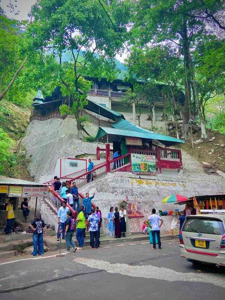 ১৯৭২ সালে আধুনিক মন্দিরের ভিত্তিপ্রস্তর স্থাপন করা হয়। কয়েক বছরের মধ্যে নির্মাণের কাজও শেষ করা হয়। তবে স্থানীয়রা বলেন, প্রাচীন কাল থেকে ওই জায়গায় পুজো হতো। 