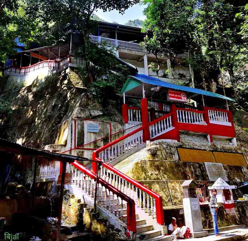 কথিত, রাতে যখন পাহাড় ঘুমিয়ে পড়ে, চার দিক জনশূন্য হয়ে যায়, ঠিক তখন মা প্রহরী হয়ে পাহাড়কে রক্ষা করেন। প্রত্যেক বছর কার্তিক মাসে কালীপূজোতে এখানে ভিড় করেন অসংখ্য ভক্ত। শুধুমাত্র বাংলা থেকেই নয়, মানুষ আসেন সিকিম থেকেও।  