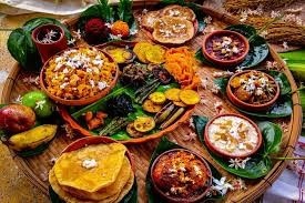 পুজোর সময়ে মায়ের ভোগে থাকে সাদা ভাত, খিচুড়ি, পাঁচ রকম ভাজা, সবজির ঘ্যাঁট, আলু-ফুলকপির তরকারি, ফ্রায়েড রাইস, ছোলার ডাল, পায়েস, সুজি। তা ছাড়াও থাকে বোয়াল মাছ এবং দই-মিষ্টি।