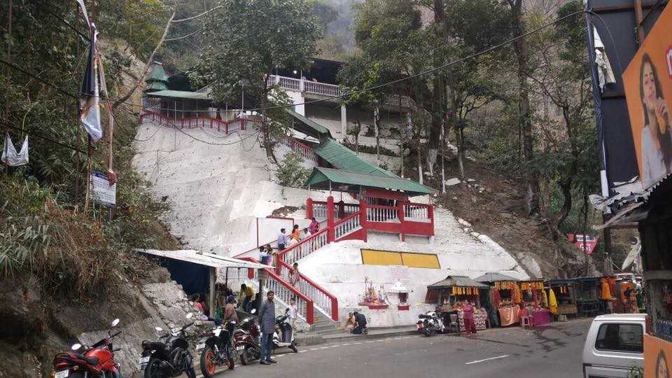 কথিত,  ১৯৫০ সাল নাগাদ নীরেন্দ্রনাথ সান্যাল নামে এক ব্যক্তি স্বপ্নে এই জায়গায় দেবীর পুজোর আদেশ পান। তবে সেই সময়ে কোনও মূর্তি ছিল না এখানে। পরবর্তীতে মাটির মূর্তি প্রতিষ্ঠা করা হয়। এই প্রতিবেদনটি ‘আনন্দ উৎসব’ ফিচারের একটি অংশ।