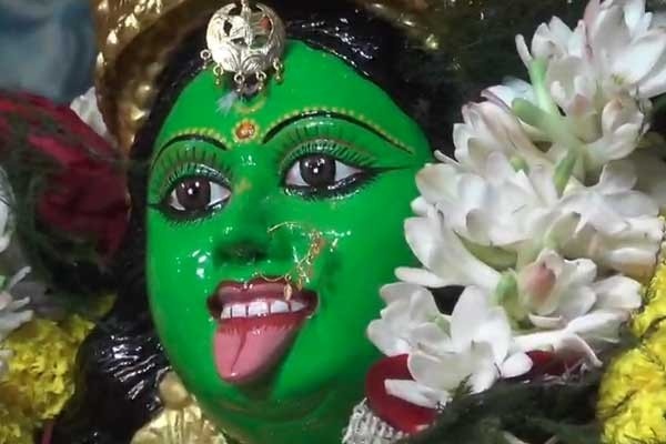 হ্যাঁ আপনি ঠিকই শুনছেন সবুজ কালী! দেবীর গায়ের রং দূর্বার মতো সবুজ। হুগলি জেলার শ্রীপতিপুর নামক এক গ্রামে দেখা মেলে এই সবুজ কালীর। দেবীর এই রূপের পিছনে আছে অলৌকিক কারণ।