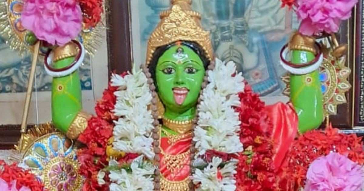 গ্রামের কাছেই ছিল এক শ্মশান। সেখানে গোরু বেঁধে শ্মশানের কাছেই মাঠে বসে বাঁশি বাজাতেন বটকৃষ্ণ আর সবাই তা মুগ্ধ হয়ে শুনতেন। সেই সময় থেকেই সাধনার আশ্রয় নেন তিনি। অগত্যা সেই শ্মশানেই সাধনা শুরু করেন ।