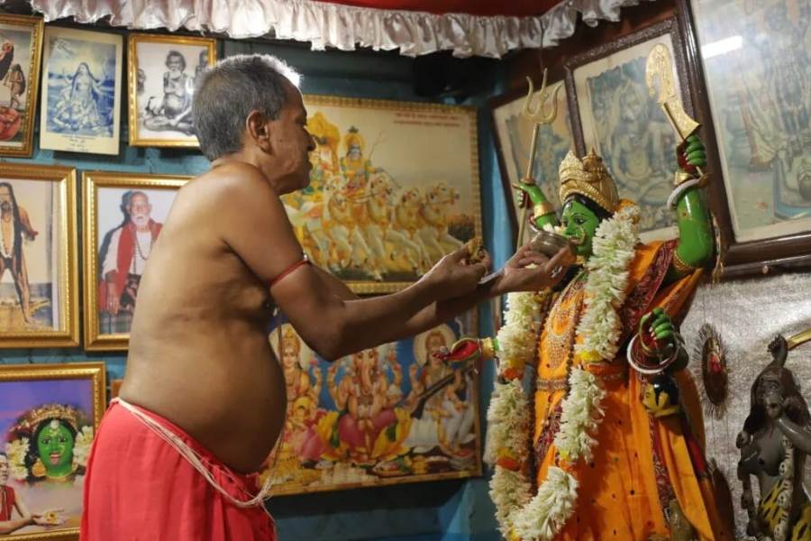 সেই সাধকের নির্দেশে তিনি বাড়ি ফিরে এসে তাঁর মায়ের অনুমতি নেন এবং পরবর্তীতে সেই সাধকের কাছে গিয়েই তিনি দীক্ষা গ্রহণ করেন। এর পরে একদিন বটকৃষ্ণ অধিকারী স্বপ্নাদেশ পান। সেই স্বপ্নে দেখেন দেবী তাঁকে মূর্তি এনে বাড়িতে পুজো করার নির্দেশ দিচ্ছেন। 