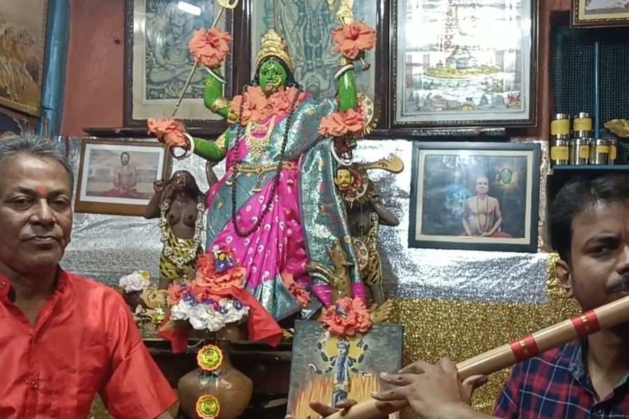 কিন্তু বৈষ্ণব পরিবার ও প্রতিবেশীদের বাধার মুখে পড়ে সেই সময় তিনি কালীমূর্তি পুজো করা থেকে পিছিয়ে যান। ফের তিনি শ্মশানে সাধনা করতে যান এবং তিনি দেখতে পান কচি দূর্বা ঘাসের ওপর শ্রীকৃষ্ণ এবং শ্যামা একসঙ্গে দাঁড়িয়ে আছেন। 