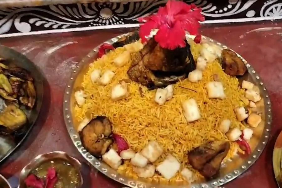 পুজোর বিধি: মায়ের অঙ্গরাগ হয় দূর্বাঘাসের ভিতরের কচি সবুজ পাতার রং মিশিয়ে। দীপান্বিতা শ্যামা পুজোর দিন মায়ের বিশেষ ষোড়শ উপাচারে পুজো, আরতি, আমিষ ভোগ ও হোম নিবেদন হয়। আগের দিন ভূত চতুর্দশী তিথিতে, কৃষ্ণকালী মায়ের কাছে চোদ্দপ্রদীপ জ্বালিয়ে মানত করলে নাকি মা ফেরান না। শ্যামা পুজোর দিন রাত্রি দ্বিতীয় প্রহরে মা’কে বাঁশি বাজিয়ে শোনানো হয়। রাত ন’টা থেকে বারোটা পর্যন্ত অবিচ্ছিন্ন বাঁশি বাজে। সে এক অপূর্ব দৃশ্য। ওই দিন ভোগ হিসাবে ইলিশ মাছ থাকে। কারণ এই মায়ের প্রিয় ভোগ ইলিশ মাছ আর প্রিয় পুস্পার্ঘ্য জুঁই।