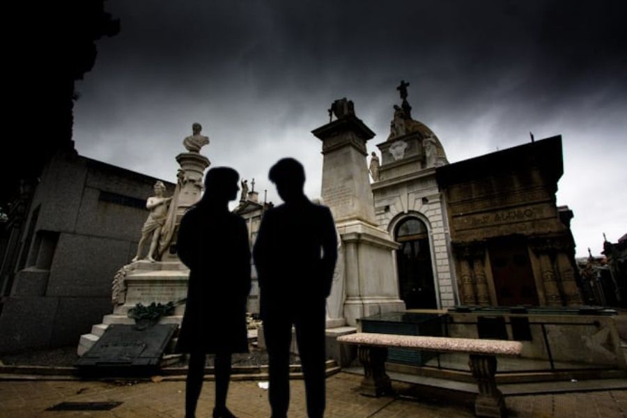 নানা কথায় আলাপ জমে ওঠে। ক্রমে ক্রমে সেই ব্যক্তি ওই রমণীর প্রতি রীতিমতো আকৃষ্টও হয়ে পড়েন। ঠিক হয়, কিছু দিন পরেই আবার সেখানে দেখা হবে দু’জনের।