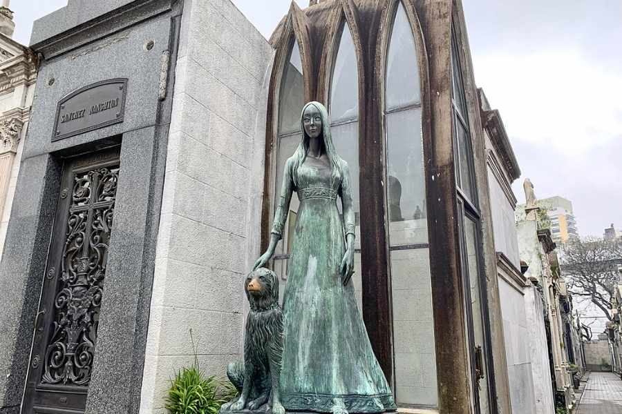 সবটা শুনে তাঁরা কিছু আন্দাজ করতে পারেন। ওই ব্যক্তিকে নিয়ে যাওয়া হয় একটি কবরের কাছে। সেখানে রাখা পুরনো ছবি এবং লেখা দেখে তিনি টের পান, কিছু দিন আগে তাঁর সঙ্গে যে সুন্দরীর দেখা হয়েছিল, কবরে শায়িত মহিলার বর্ণনা তার সঙ্গে অনেকটাই এক। মজার কথা, সেই রমণী প্রয়াত হয়েছিলেন প্রায় ১০০ বছর আগে! ১৯২৫ সালে।