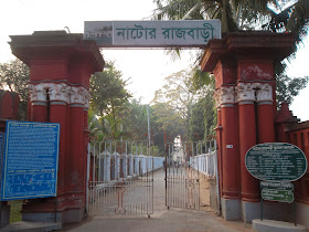 নাটোরের রানী ভবানীর দত্তক পুত্র ছিলেন রাজা রামকৃষ্ণ। রানী ভবানীর মৃত্যুর পর রাজ্যপাটের দায়িত্ব তাঁর উপর আসে। কিন্তু আধ্যাত্মিক জ্ঞানের সন্ধানে তাঁর উপাধি এবং সমস্ত সম্পদ ত্যাগ করেছিলেন। তিনিও মায়ের দর্শন পেয়েছিলেন। 