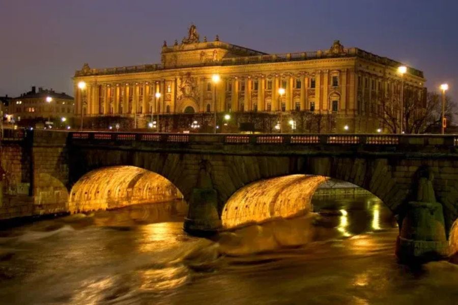 দ্বিতীয় ঘটনাটি হল স্টকহোমের র​য়্যাল প্যালেসের। যে কোনও রাজবাড়িতেই কমবেশি কিছু প্রেতাত্মা থাকে বলে শোনা যায়। এ নতুন কিছু নয়। কিন্তু যদি একসঙ্গে যদি অনেকগুলো প্রেতাত্মা থাকে? স্টকহোমের র​য়্যাল প্যালেসকে বাইরে থেকে দেখে কিছু বোঝার উপায় নেই যে, ভিতরে কী হচ্ছে। 