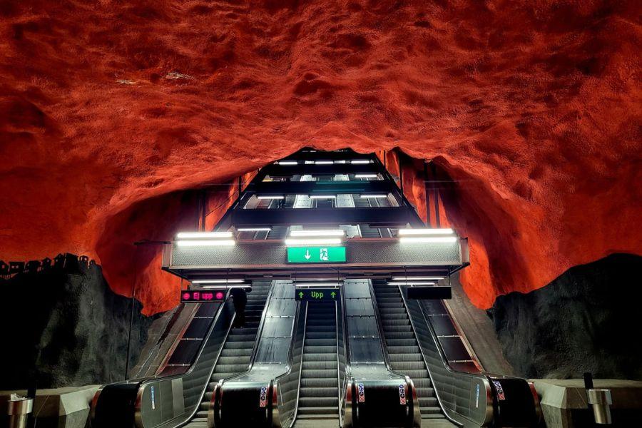 লোকে বলে, এই ট্রেন সাক্ষাৎ যমদূত! যারা যারা এই ট্রেন দেখে চ​ড়তে গিয়েছে, কেউই আর ফিরে আসেনি। ১৯৬৬ থেকে ১৯৯৬ পর্যন্ত একটি রুপোলি ট্রেন চলত স্টকহোমের মাটির তলা দিয়ে। এখন একটি মিউজিয়াম আছে, যেখানে এই ট্রেনটির কিছু অংশ রাখা আছে।