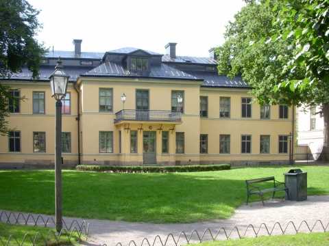 আরও একটি শিহরণ জাগানো ঘটনা শোনা যায় সুইডেনের একটি জায়গা সম্পর্কে। এ জায়গাটি নিয়ে সুইডিশরা যে কী রকম আতঙ্কিত, তা তাদের কথা বলার ধরণেই টের পাওয়া যায়। চার দিকে বাগান আর মধ্যিখানে একটি সুন্দর অট্টালিকা। বাড়িটির নাম ‘শেফলার প্যালেস’। 