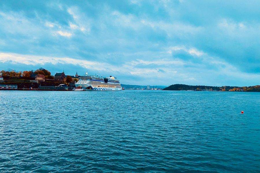 এই সমস্ত শহর যেমন মূলত বন্দরকেন্দ্রিক, তেমনই এখানকার মানুষের জীবনযাত্রায় রয়েছে ঋতুর প্রত্যক্ষ প্রভাব। গ্রীষ্মে ছুটির আমেজ থাকে পুরো ইউরোপ জুড়ে। কিন্তু হেমন্ত রুক্ষ, নিষ্ঠুর। তার প্রভাবে এখানকার মানুষ অসুস্থ হন। তার মধ্যেও ছোট ছোট টুকটাক ঘুরে বেড়ানো চলে। অনেকে আবার বেরিয়ে পড়েন একাই। 