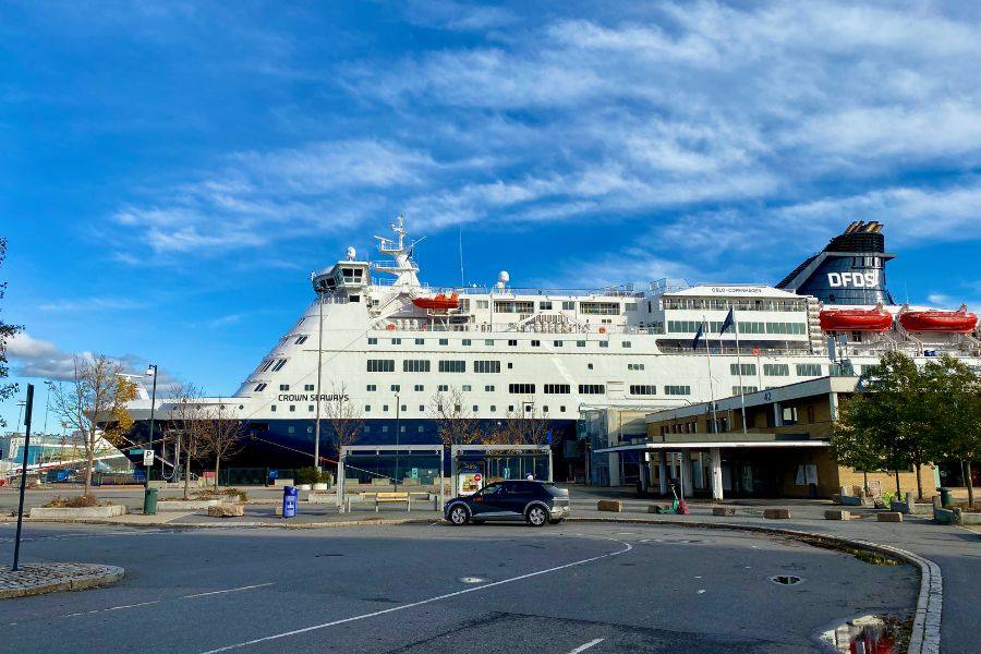 অসলো যাওয়ার জন্য জাহাজ ছাড়ে ডেনমার্কের ওস্তাপোর্ট থেকে। যাঁরা সুইডেন থেকে যাবেন, তাঁদের প্রথমে আসতে হবে ওস্তাপোর্ট স্টেশনে। সেখান থেকে দেড় কিলোমিটার হেঁটে ডিএফডিএস টার্মিনাল। দেখা যাবে নীল জলরাশির বুকে প্রকাণ্ড একটি জাহাজ। বিকেল চারটে নাগাদ এই জাহাজ ছাড়ে। যদি ফেরার টিকিট পরদিনই থাকে, তা হলে অসলো পৌঁছে জাহাজের কেবিনেই ব্যাগপত্তর রেখে শহরটা ঘুরে নেওয়া যেতে পারে। 