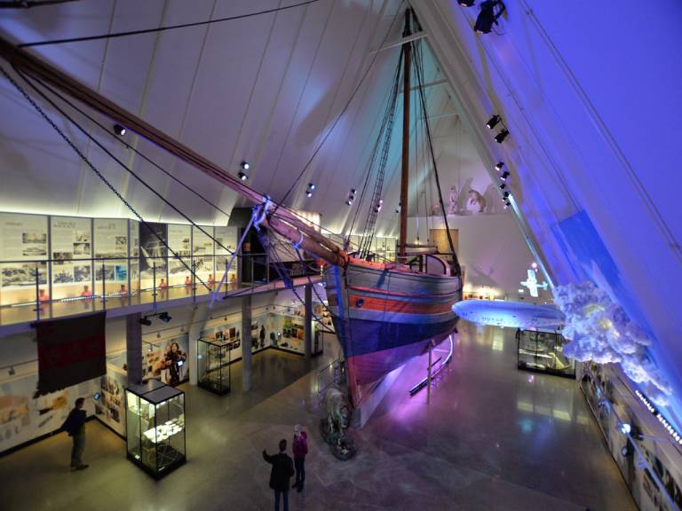 ফার্ম মিউজিয়ামও বেশ ভাল। বিখ্যাত ভূপর্যটক আমুন্ড সেনের ব্যবহৃত বহু জিনিস রয়েছে সেখানে। 