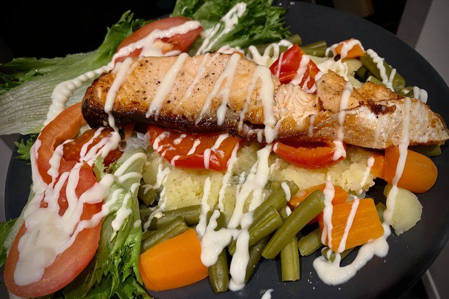 এই সময়ে সমুদ্রের তীরে বসে গ্রিলড ওয়াইল্ড ক্যাচ স্যামনের সঙ্গে হোয়াইট ওয়াইনের চুমুক আপনাকে উপহার দিতে পারে এক মোহময়ী না-ভোলা মুহূর্ত! এই প্রতিবেদনটি ‘আনন্দ উৎসব’ ফিচারের একটি অংশ।