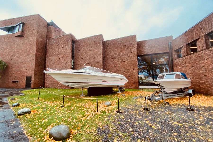 যদিও দ্বিতীয় বিশ্বযুদ্ধের সময়ে এই বৃদ্ধিতে ভাটা পরে সাময়িক ভাবে। আবার ২০০০ থেকে ২০১০ পর্যন্ত এই বৃদ্ধি পৌঁছয় চরমে। পৃথিবীর মানচিত্রের একটি প্রথম শ্রেণির শহর অসলোর চার দিকে ছড়িয়ে ছিটিয়ে ভাইকিং যুগের নানা ইতিহাস। যত্ন করে সাজানো এই শহরের মানুষরা কিন্তু খুব সাহসী। হতেই হবে। ভাইকিংদের রক্ত বইছে যে এদের ধমনীতে!