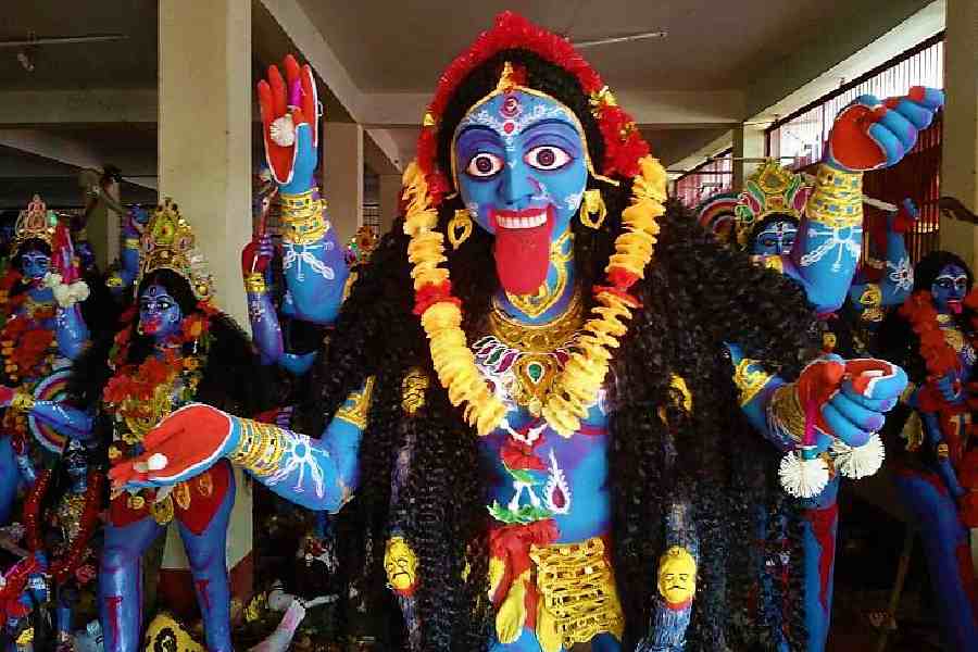 বোল্লা কালী নামের উৎপত্তি সম্পর্কে নিশ্চিত কোনও তথ্য না থাকলেও, স্থানীয় জনশ্রুতি ও বিশেষজ্ঞদের মতে, এই নামটি এসেছে বোল্লা গ্রাম থেকেই। সম্ভবত, জমিদার বল্লভ মুখোপাধ্যায়ের নাম থেকেই এই গ্রামের নামকরণ হয়েছিল।