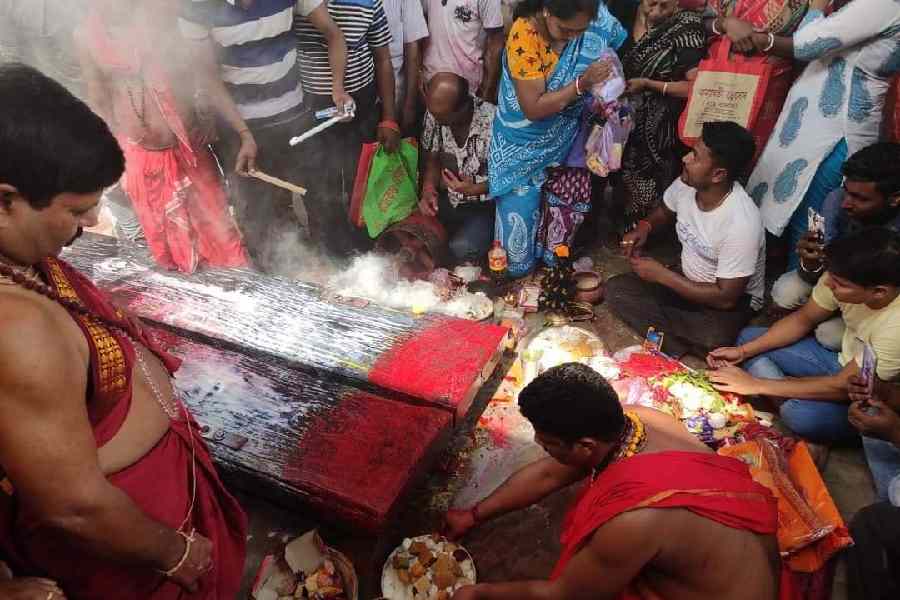 মানুষের বিশ্বাস, বোল্লা কালী মা তাঁদের সমস্ত মনস্কামনা পূরণ করেন। এই পূজা উপলক্ষে একটি বড় মেলাও বসে, যা উত্তরবঙ্গের দ্বিতীয় বৃহত্তম মেলা হিসেবে পরিচিত। 