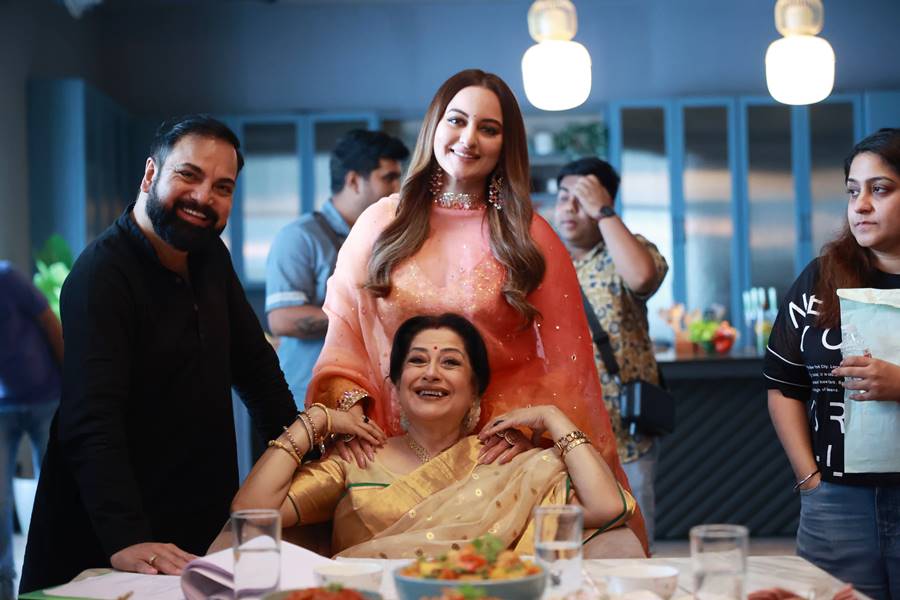 Image Of Abhijit Shri Das, Sonakshi Sinha, Moushumi Chatterjee