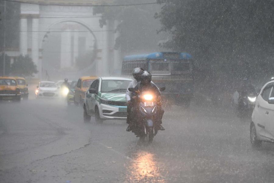 Heavy rain lashed over South Bengal districts on Friday dgtl