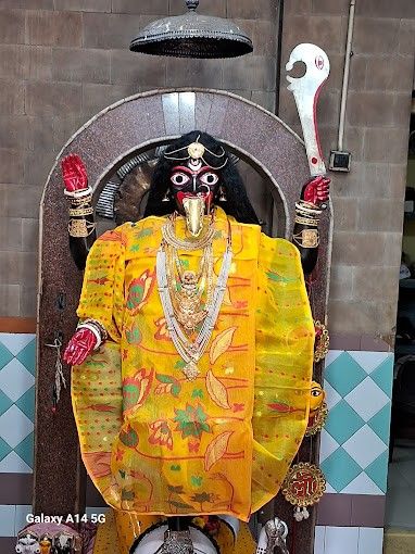 কিন্তু জানেন কি, কলকাতার এই জয়কালী মন্দিরে এক বার মাকে পুজো দেওয়া হয়েছিল মুরগির ডিম দিয়ে? আর তাতেই নাকি তিনি তুষ্ট হয়েছিলেন! সাধারণত হিন্দু শাস্ত্রে মুরগির ডিমকে অশুভ বলেই মনে করা হয়। কিন্তু এই মন্দিরের মাকে ডিম দিয়ে পুজো দেওয়ার বিষয়টি সবারই আলোচ্য হয়েই দাঁড়িয়েছিল। 