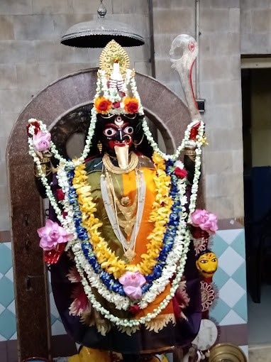 তখন এই অঞ্চল জুড়ে শুধু জঙ্গল আর শ্মশান। মন্দিরের পাশেই বয়ে যেত আদি গঙ্গা, যা আজ সময়ের স্রোতে বিলীন। এই মন্দিরের সঙ্গেই জুড়ে আছে বহু অবাক করা কাহিনি। বেশ কিছু কালী মন্দিরে আমিষ ভোগ দেওয়ার রীতি আছে বহু বছর ধরে। কোথাও মাছ, কোথাও মাংস। তারাপীঠে মাছ ভোগের সাথে কারণবারি অর্থাৎ মদও নিবেদন করা হয়।