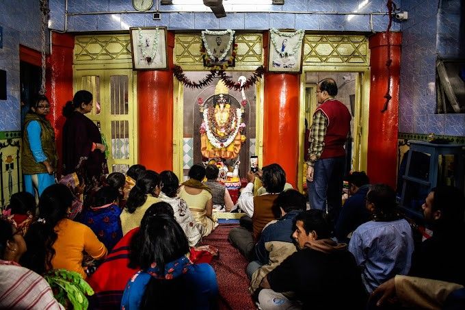 আসলে এর নেপথ্যে আছে এক কাহিনি। জনশ্রুতি বলে, বেশ কয়েক বছর আগে দুপুর বেলায় এক ডিম্ ব্যবসায়ী একটি মুরগির ডিম নিয়ে মায়ের কাছে আসেন তাঁকে ভোগ হিসাবে সেটি নিবেদন করতে। 