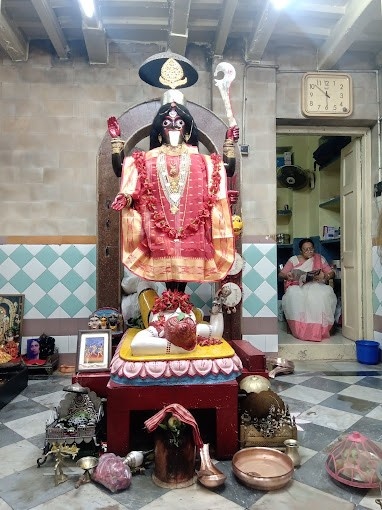 মন্দির কর্তৃপক্ষ সেই ব্যবসায়ীকে বাধা দিলেও জোরপূর্বক নিজের জায়গায় অনড় থাকেন তিনি। এবং মনস্থির করেন, ব্যবসার মঙ্গলের জন্য ডিম দিয়েই পুজো দিয়ে তবে তিনি ফিরবেন। শেষে মন্দিরের বাইরে থেকেই সেই ডিম মা কালীর উদেশ্যে নিবেদন করেন ওই ব্যবসায়ী। মন্দির কর্তৃপক্ষের তরফে থেকে এই ঘটনাকে নিছক গল্প বলেই জানানো হয়। 