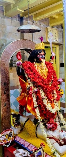 প্রত্যেকদিন দেওয়া হয় আমিষ ভোগ।  সেই আমিষ ভোগই প্রসাদ হিসাবে বিতরণ করা হয় ভক্তদের। মানুষের কাছে এই জয়কালীর রয়েছে বিশেষ মাহাত্ম্য।  আপনিও চাইলে ঘুরে আসতেই পারেন শ্যামবাজারের জয়কালী মন্দির থেকে।  এই প্রতিবেদনটি ‘আনন্দ উৎসব’ ফিচারের একটি অংশ