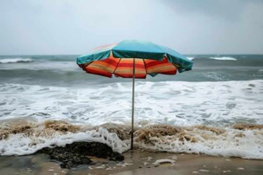 এখানেই প্রশ্ন ওঠে, ঝোড়ো হাওয়া থেকে কি আপনার ছাতা আপনাকে বাঁচাতে পারে সব সময়? কখনও যায় উল্টে, কখনও যায় পাল্টে, কখনও বা ভেঙে গিয়ে ডাঁটি বেরিয়ে যায়। তখন আর বৃষ্টির ছাঁট থেকে উদ্ধার পাওয়া সম্ভব নয়।