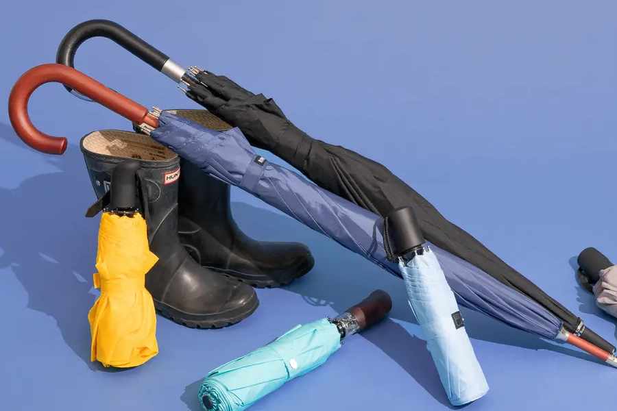 ঝড়ের জন্য উপযুক্ত আরও তিনটি ছাতা রয়েছে। দ্য প্যালেস, দ্য গল্ফ এবং দ্য পেব্রোক। পারাপ্লুই দে শেবোর্গ-এ তৈরি এই ছাতাগুলি ১৩৮ কিমি/ঘণ্টা বেগে বাতাসের ঝাপটা সামলে নিতে পারে। এই প্রতিবেদনটি ‘আনন্দ উৎসব’ ফিচারের একটি অংশ