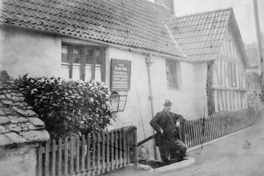 এনশিয়েন্ট র‍্যাম ইন বললেই যে কেউ দেখিয়ে দেবেন। আর সেখানে একটু বেশি সময় কাটালেই নাকি দেখা পাওয়া যাবে ভূতেদের।