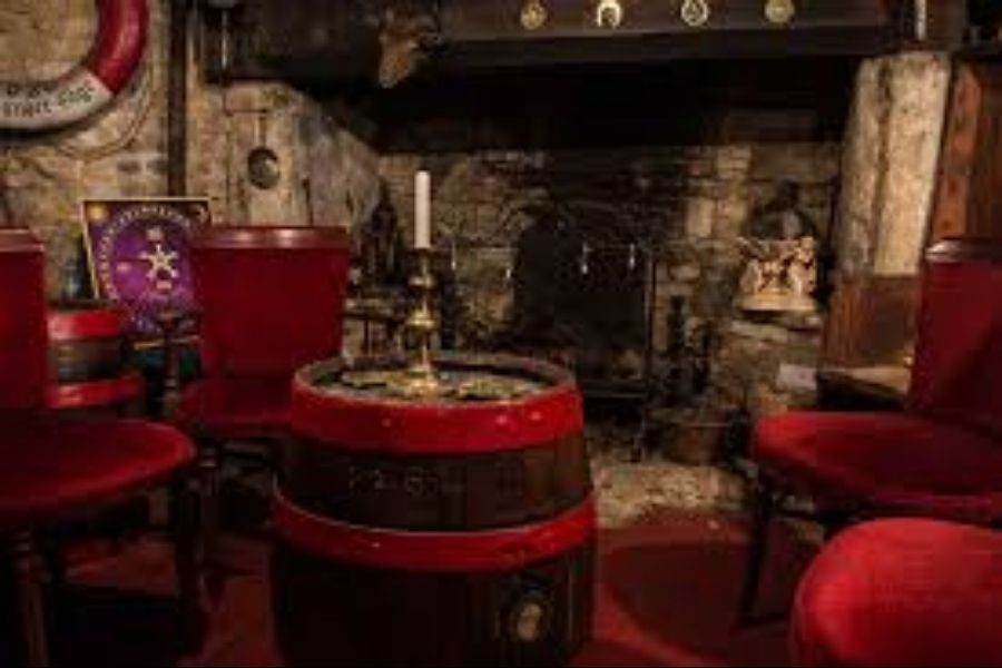 আজও নাকি সেই ভূত সমান শক্তিশালী। সেই কারণেই পর্যটকদের জন্য চেতাবনি, ‘এই সফরে এলে সব সময়ে চোখ খুলে রাখবেন না। ভয় পেলেই চোখ বন্ধ করে ফেলুন।’ কে বলতে পারে, পরপারের কোনও সুন্দরীর মোহে আচ্ছন্ন না হয়ে যান!